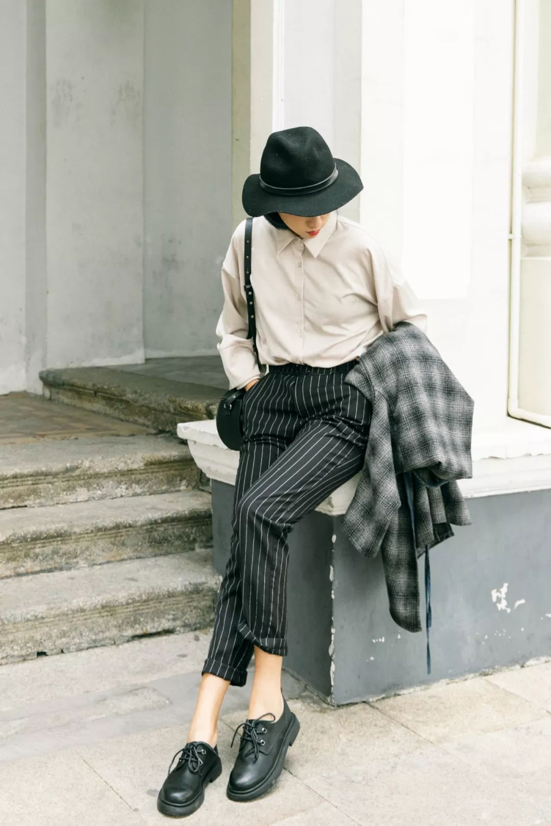 圆脸有刘海戴帽子怎么戴,圆脸怎样戴帽子好看