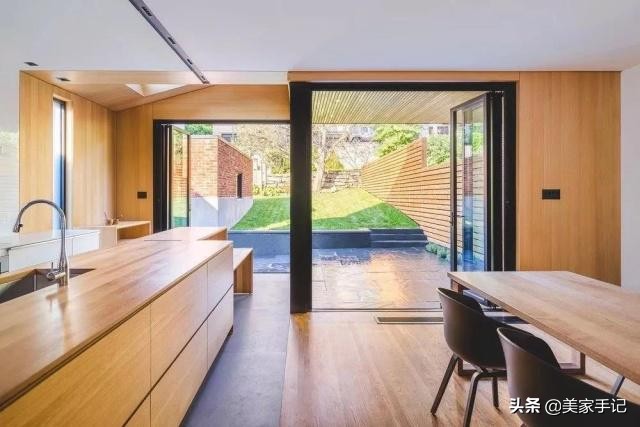 她在别墅外墙搭了个“黑盒子”，从而多出了间阳台和厨房！太聪明