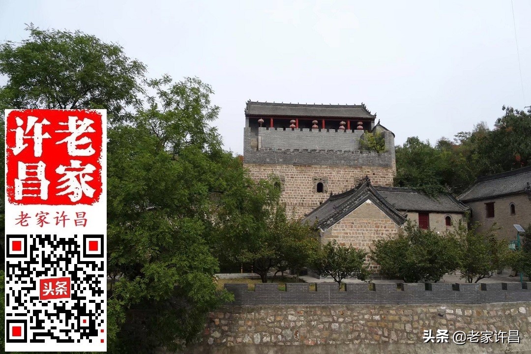 一个人行走在神秘的古建筑里,一个人行走在神秘的古建筑