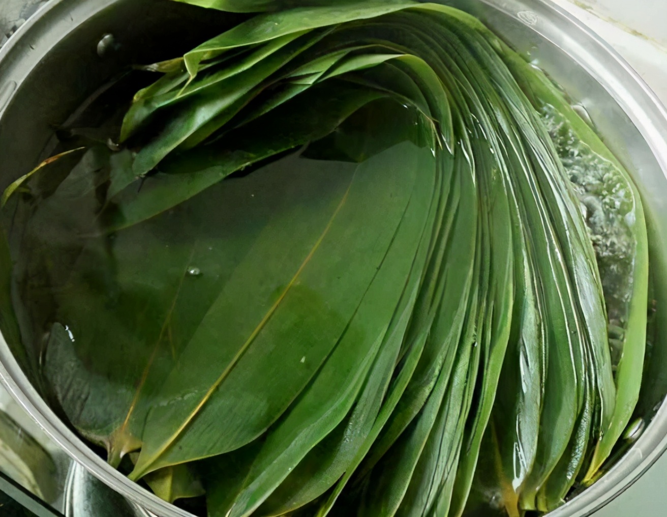 肉香粽子的家常做法,肉香蛋黄粽子