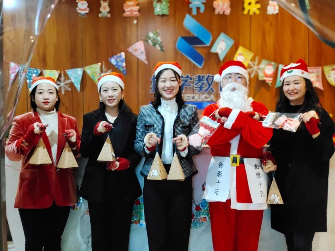 福利来袭!圣诞老人“空降”择学教育派发礼品