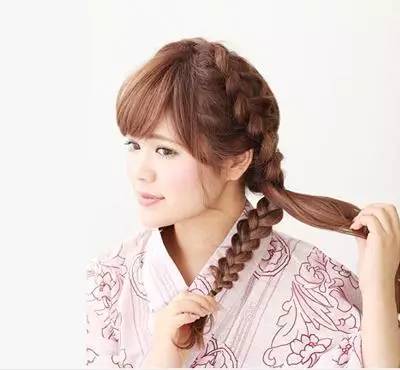 今年流行的侧编发,减龄全编发型