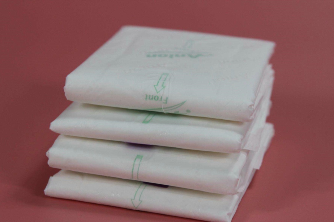 女孩白裤子变红幸得陌生人帮助，初潮，妈妈的两件事三句话很重要