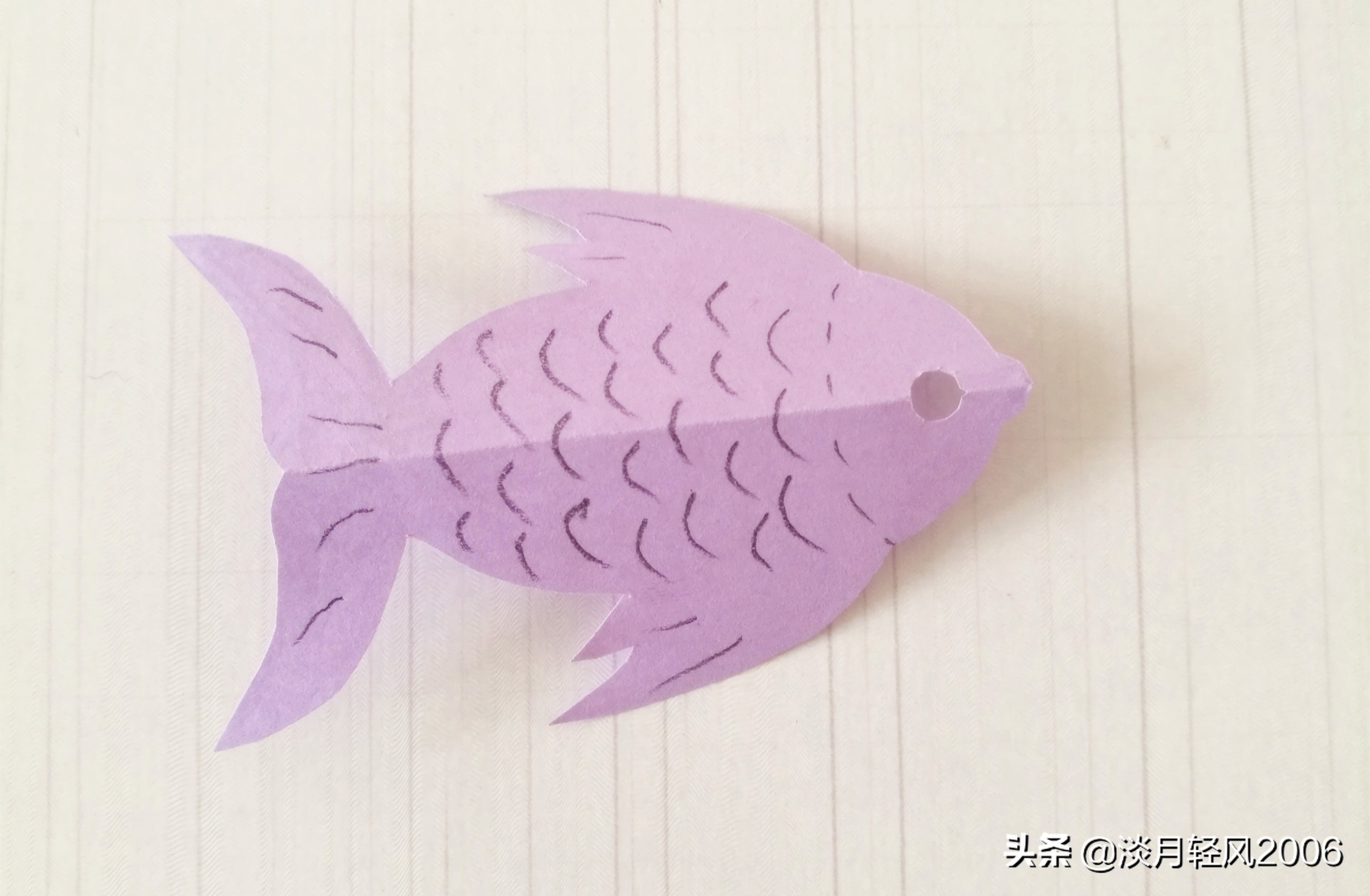 用彩纸制作出一只可爱的小鱼,橡皮泥做的小鱼放彩纸上怎么做