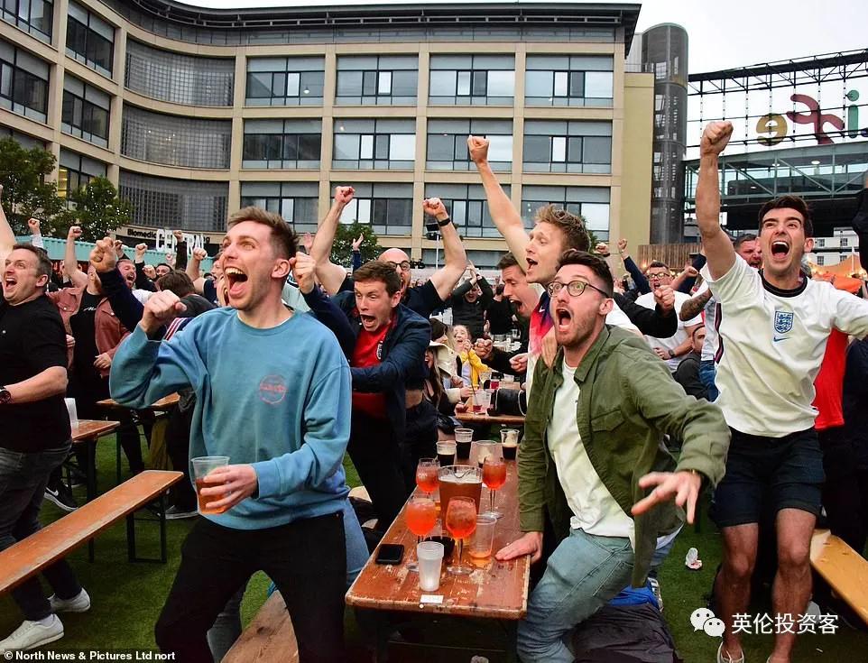 英格兰进球球迷疯狂欢呼,英格兰球迷疯狂庆祝淘汰德国