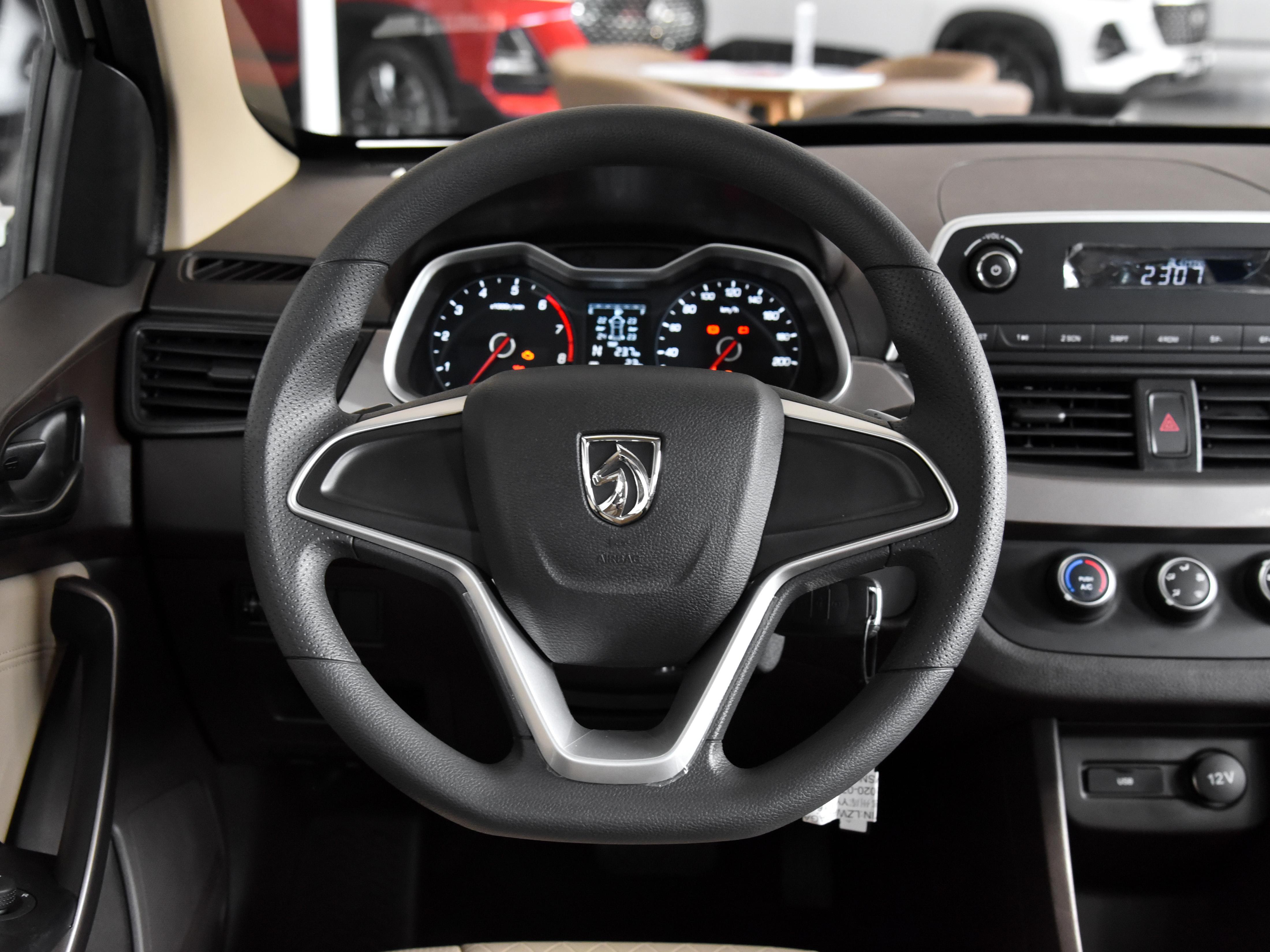 5万左右的新车宝骏310w,6.3l的油耗一公里多少钱