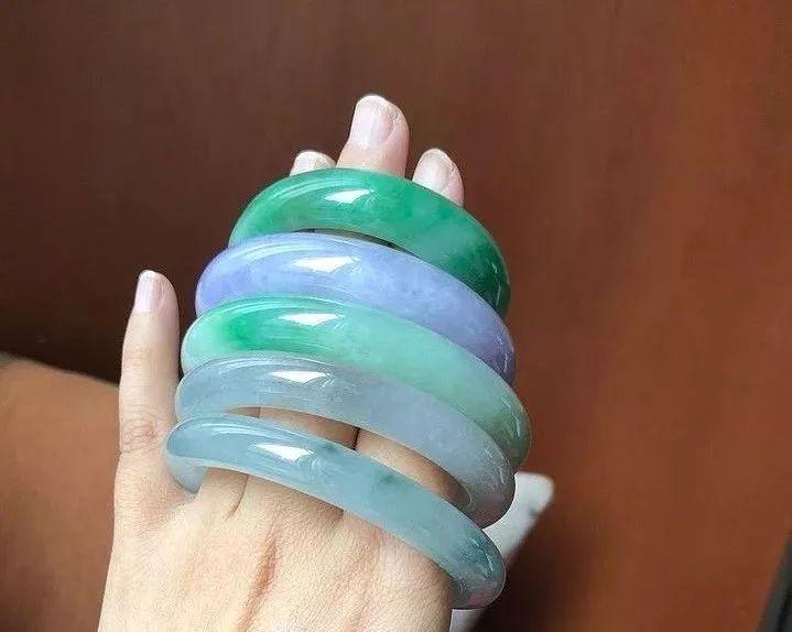 手镯戴了可以随意取吗,手镯戴手上取不下来怎么鉴定真假