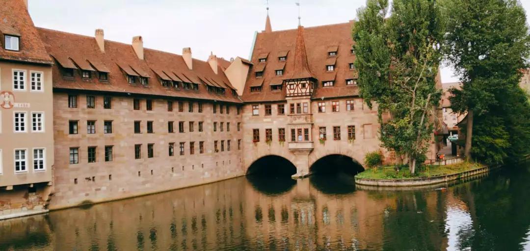 「伟大城市」纽伦堡，一尊皇座，几把囚椅