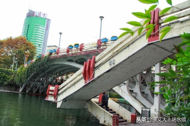 在冬天里看遵义湘江河上的秋色