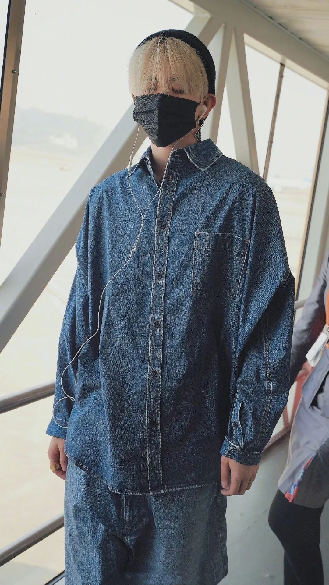 衣品超级好的男明星,王嘉尔穿的蔡徐坤同款衣服