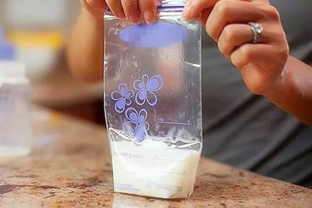 母乳太多了如何让奶少,多余的母乳可以给妈妈喝吗