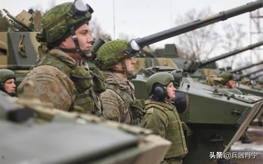 普京视察俄罗斯空降兵,普京表扬俄士兵视频