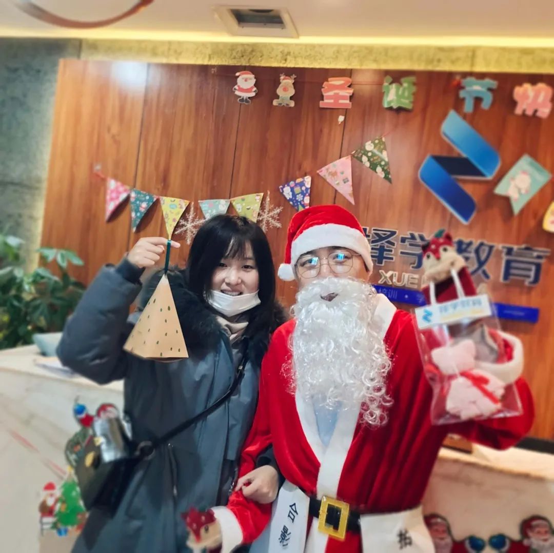 福利来袭!圣诞老人“空降”择学教育派发礼品