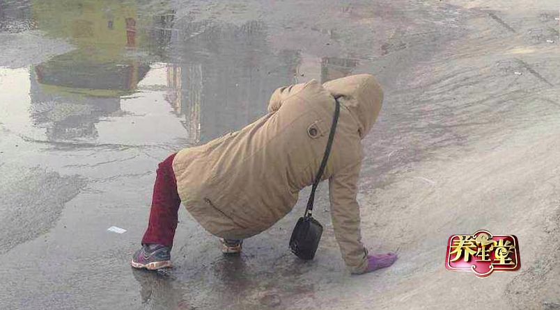雪天路滑冬季老年人如何防跌倒,老人跌倒应该得到怎样的及时帮助
