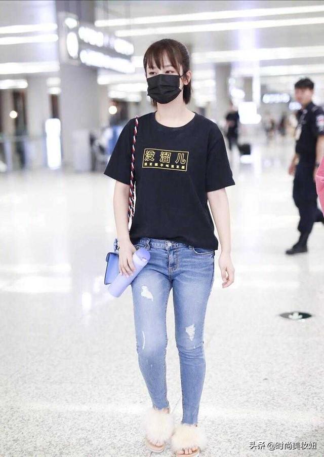 杨紫终于在机场翻车了，穿黑色T恤配紧身裤太显胖，终于信有120斤