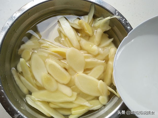 每年入伏都买5斤它,用奶奶教的方法泡一泡,简单好做,又甜又脆