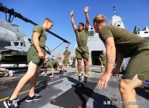 波比跳慢动作,一天50个波比跳和1000个开合跳