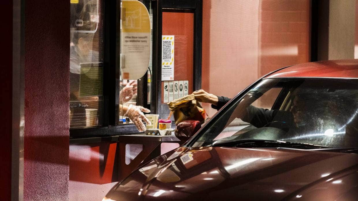 黑帮“*私走**”KFC全家桶被捕？吃不到垃圾食品，新西兰人馋坏了