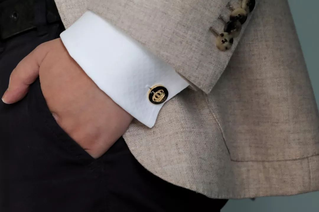 瑞典皇家配饰品牌,几百块戴出万元质感,金色手镯男女戴都好看