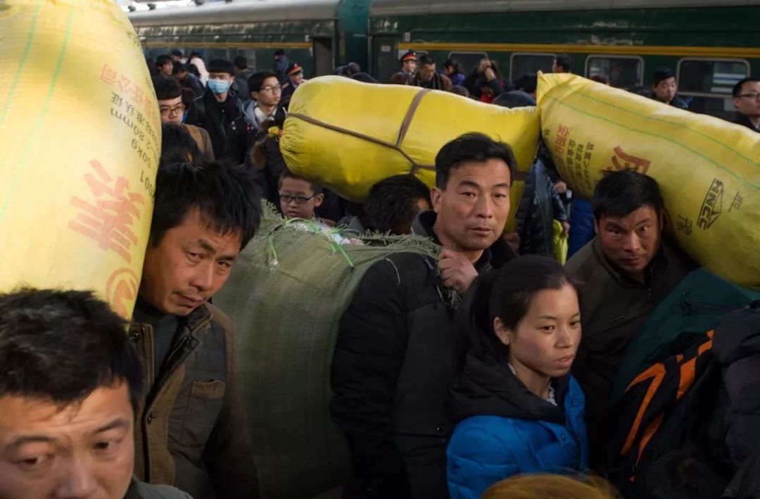 孩子坐绿皮火车看人世百态,绿皮火车才能反映生活百态