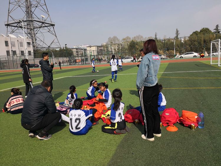 许昌市建设路小学在“市长杯”校园足球联赛中夺取男女生双冠军