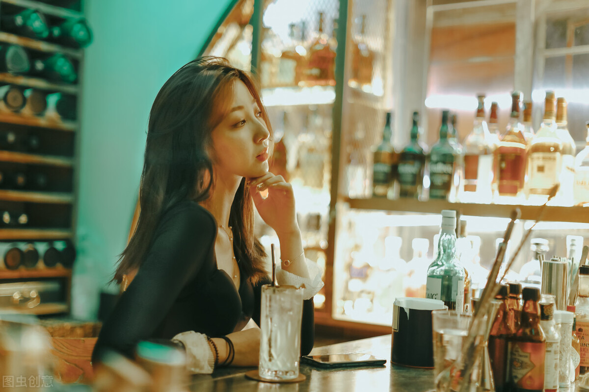 故事：男神拒绝她表白跑出国，三年后酒会重逢，却抱着她深情告白