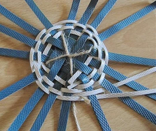 打包带编手工花篮教程视频,教你用打包带编圆篮子视频