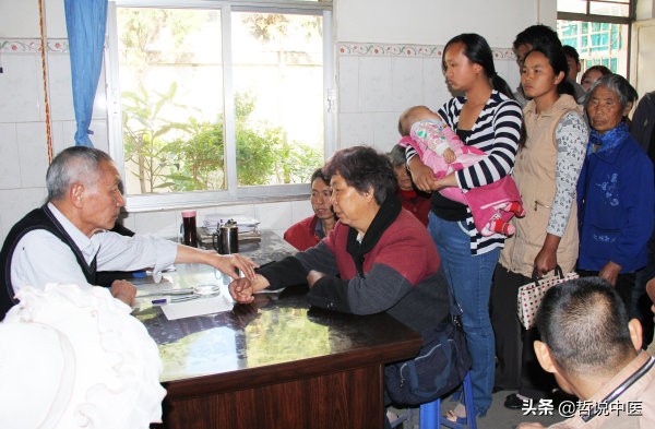 云南一个小县城有位悬壶济世的老中医，医术高明，看病却分文不取