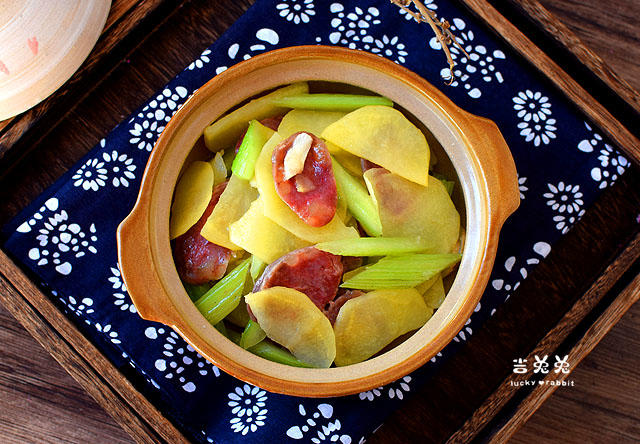 炒香肠小技巧减少咸味香辣下饭,土豆香肠下饭的神仙吃法