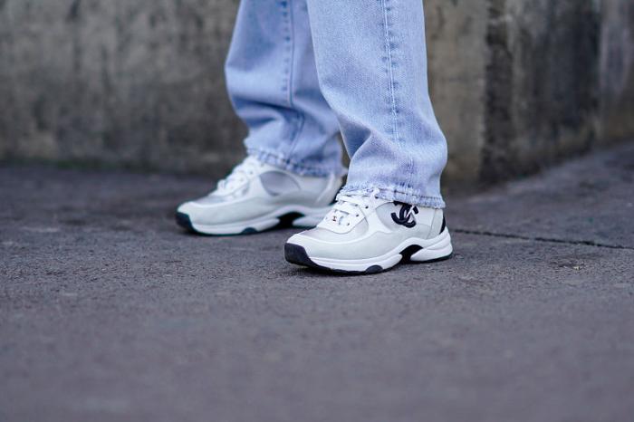 平底小白鞋怎么搭配比较显腿长,粗腿妹妹适合什么平底鞋