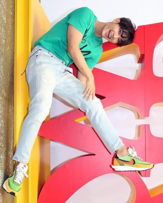 别再穿匡威了，现在火了耐克“情侣鞋”，改天还能和女友换着穿