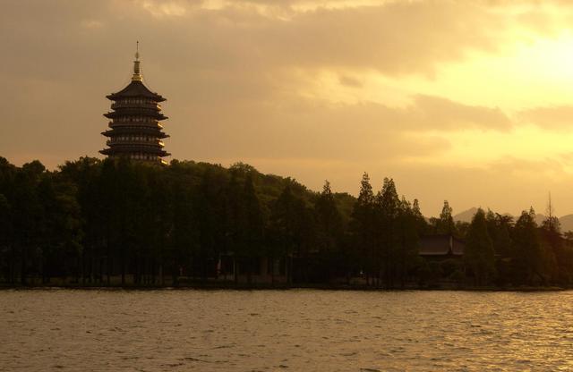 白蛇传与雷峰塔的故事,《白蛇传》中的雷峰塔有什么象征