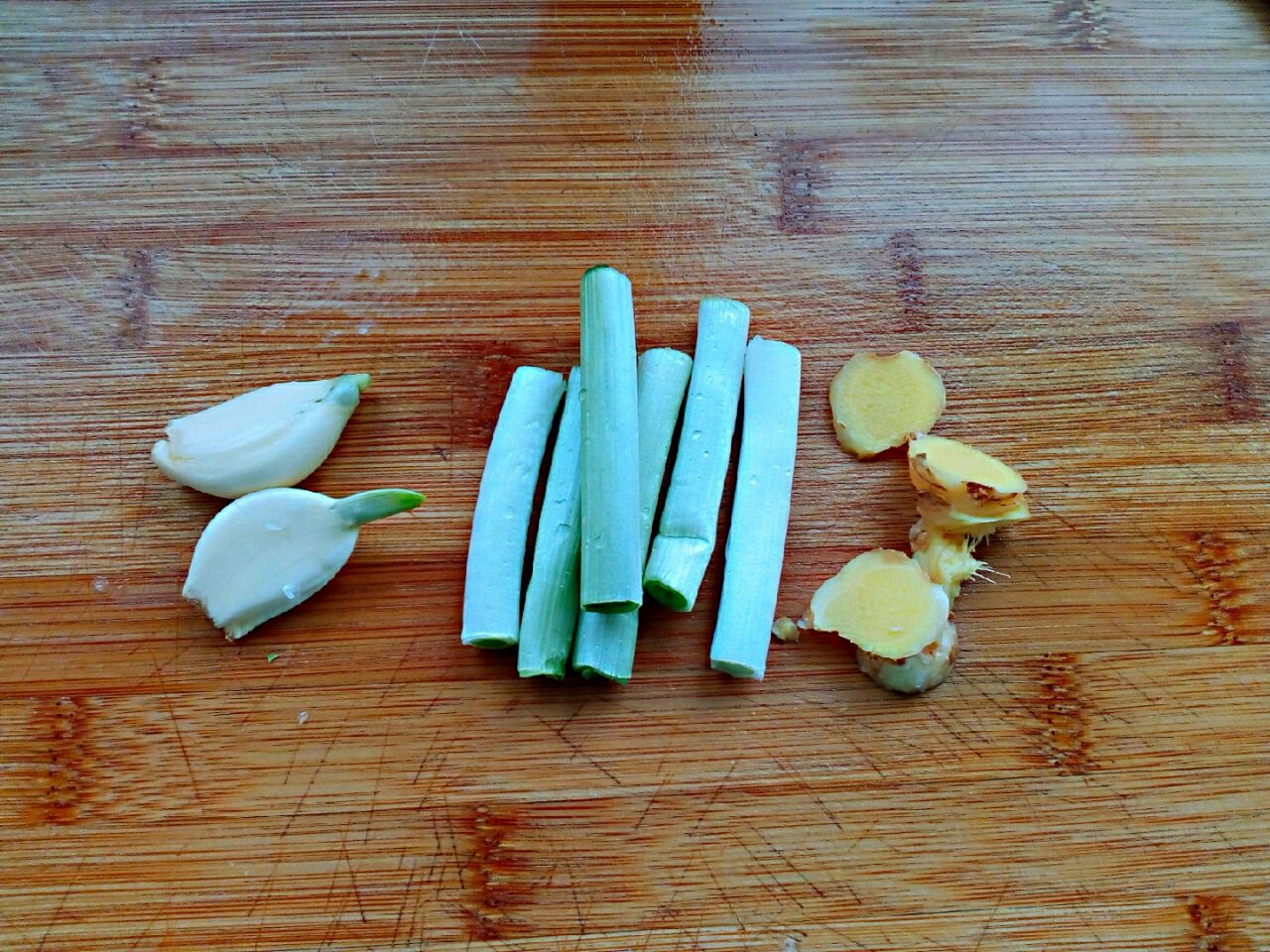 牛骨汤里可以放山药和萝卜吗,牛骨汤可以放当归和萝卜一起吗