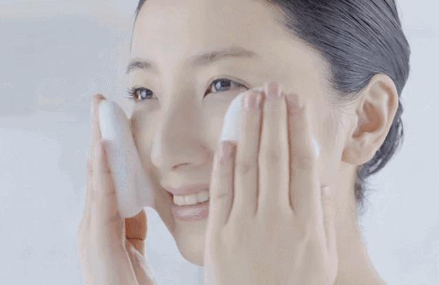 皮肤暗沉粗糙很容易长皱纹,皮肤出油不容易长皱纹