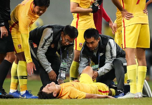 国足球迷挥舞国旗超燃视频,国足球迷骄傲的瞬间