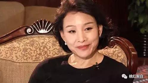 59岁穿比基尼秀长腿A4腰,她就是传说中的女魔头吧?