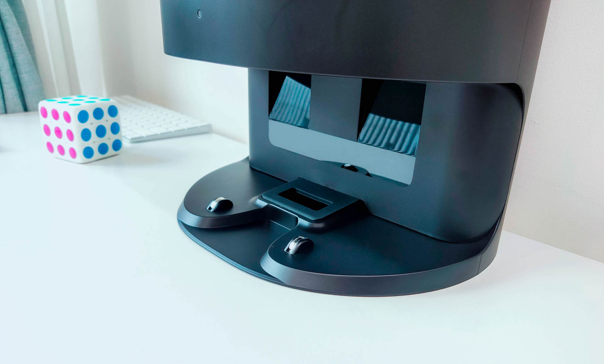 连垃圾都懒得倒，由利扫地机器人评测：垃圾自动收集，一月一次