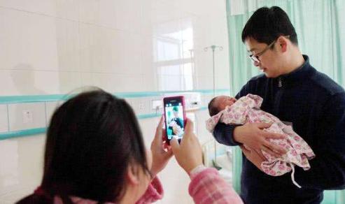 宝妈让宝爸折桃枝接娃出院,爸爸搬来“整棵”桃树,引来众人围观