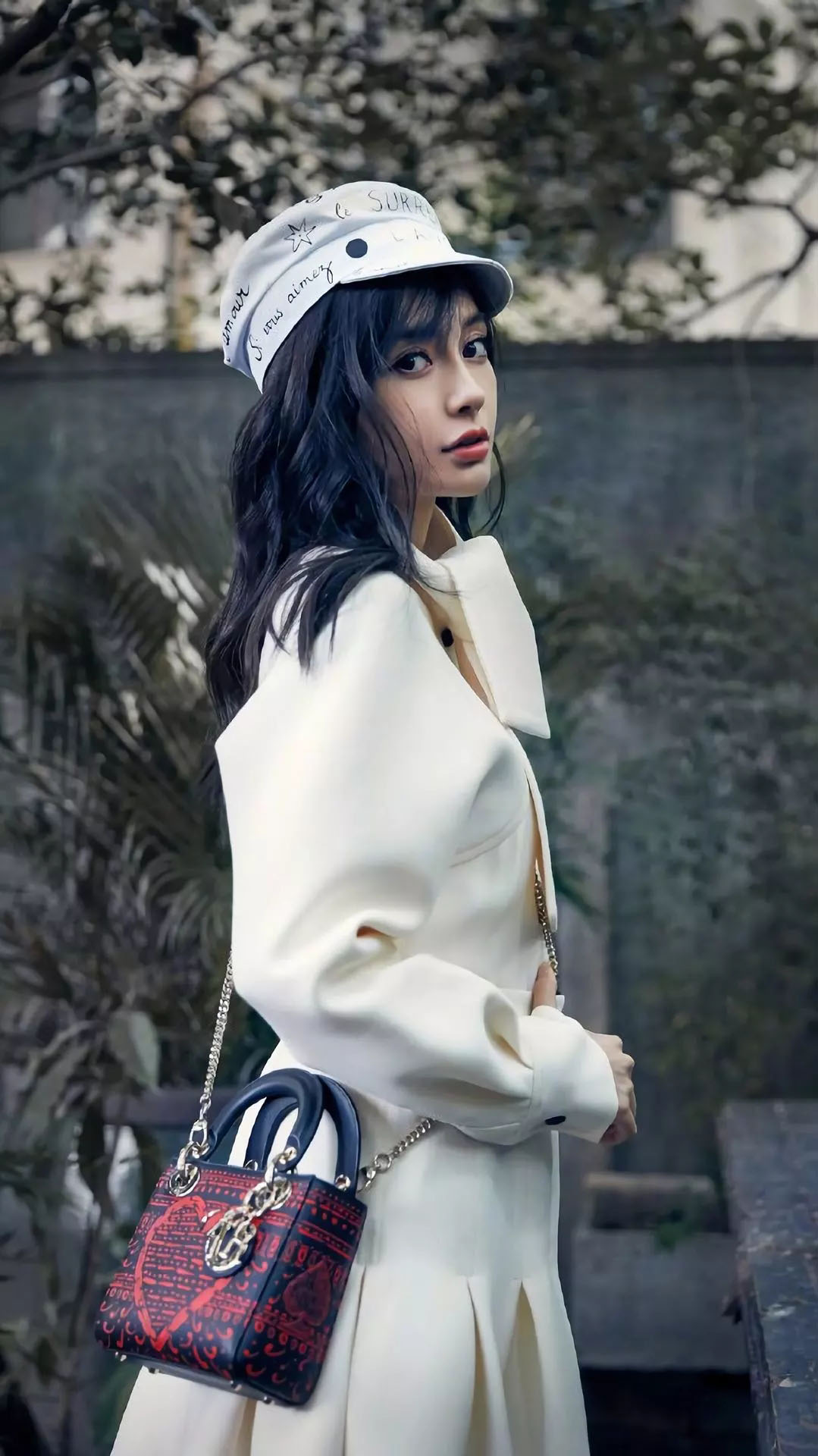 杨颖富家千金气质,杨颖一身休闲装现身机场身材讨喜