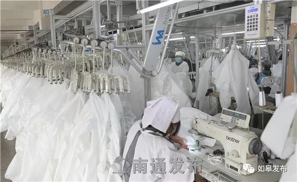 如皋九鼎服装复工率百分百！首批1500件防护服已发往武汉等地！