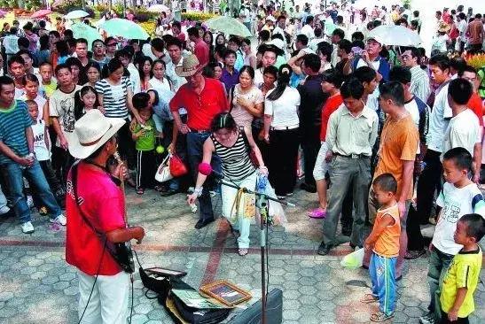 诗人或流浪者,街头艺人是一种什么生物?