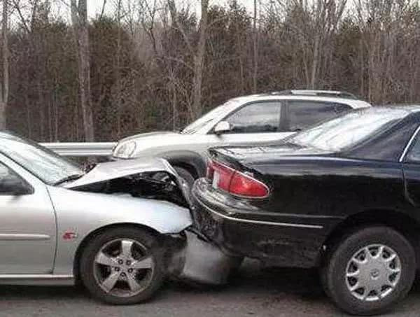 新手司机第一次被追尾了怎么办,追尾了怎么办教你一招