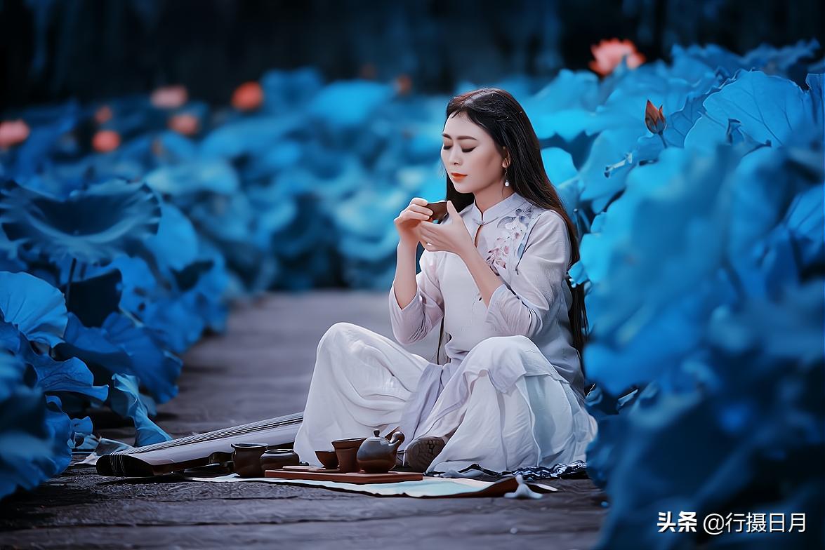 月色流连处，远人当归时