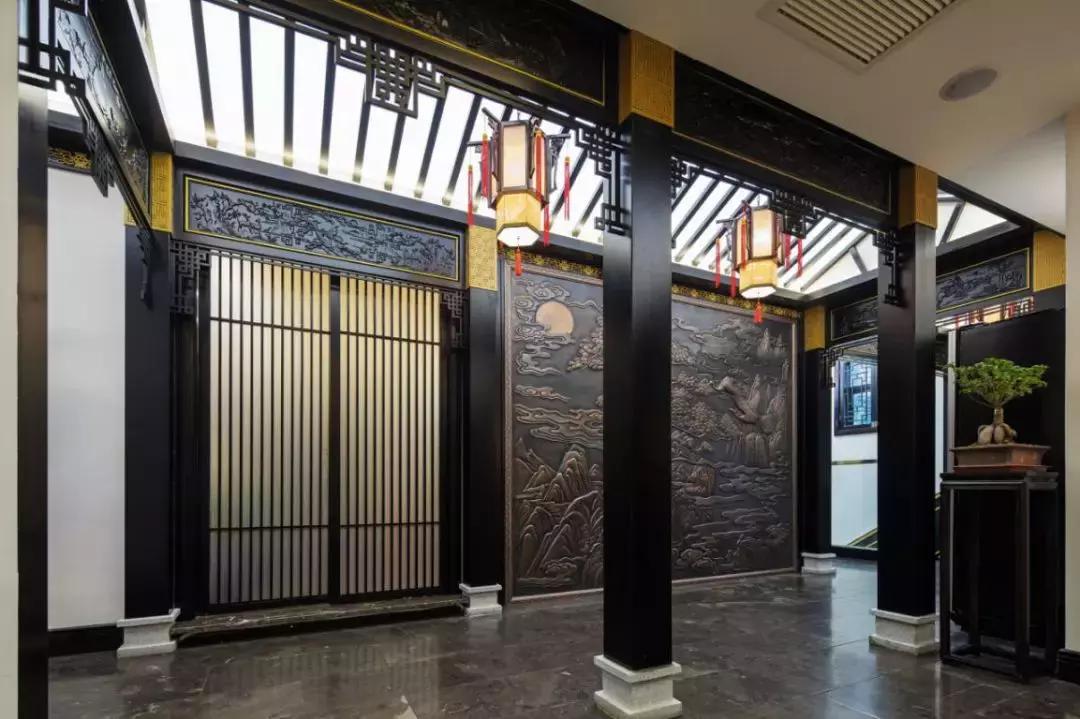 西安一“怪”店，没有散座，厅堂还悬了只大金龙