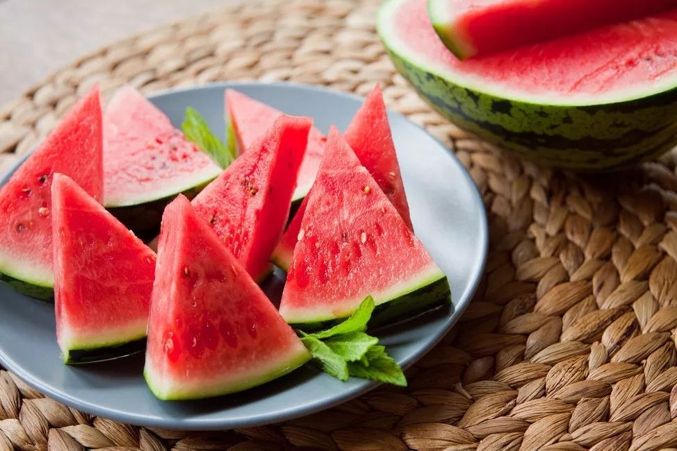 怎么挑西瓜才能挑到又好吃又甜的,西瓜选哪个地方的才更好吃更甜