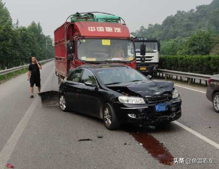 高速路段轻卡追尾瑞麒G5，网友：奇瑞版“小坦克”不是吹出来的