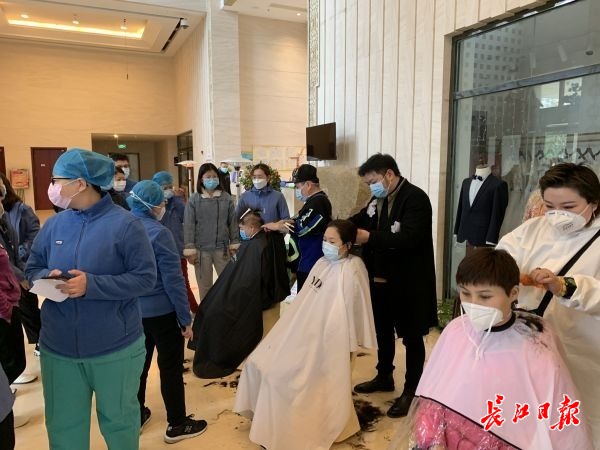 得知是援汉医疗队买对讲机,店铺老板二话没说捐了5台