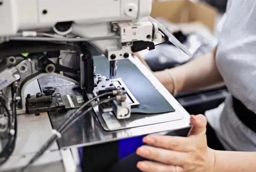 齐了！*博兰**基尼口罩、苹果面具、迪奥洗手液、戴森呼吸机……大牌跨界这样干