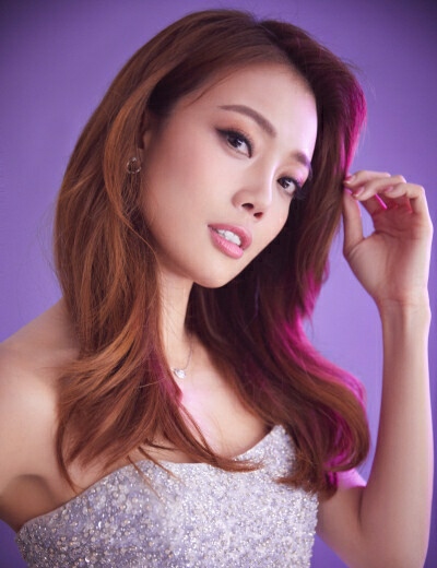 有哪些明星是朝天鼻,塌鼻好看的明星