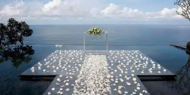 49岁大叔建石头房,50岁大叔花了2800娶个媳妇